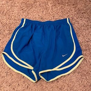 Women’s Nike tempo shorts size S